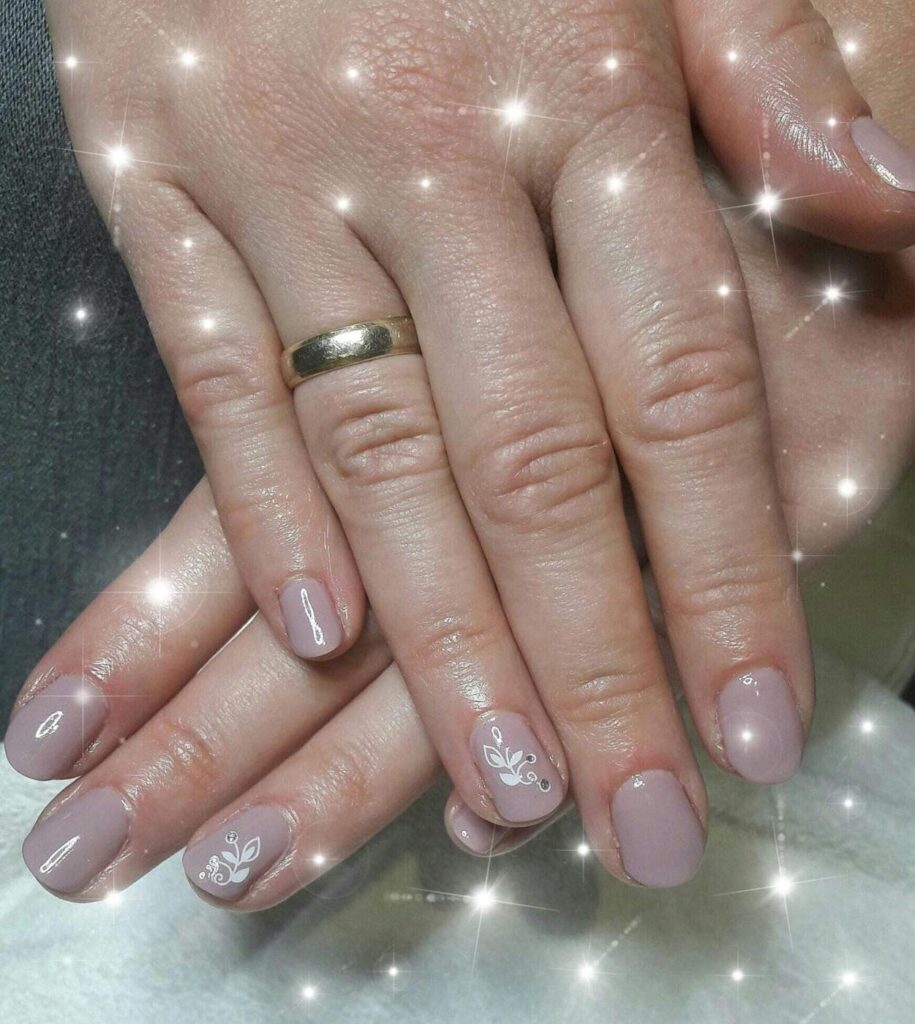 Fingernägel mit Sternen und Blume
